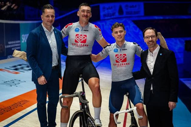 AUGENSTEIN Moritz, MALMBERG Matias Sixdays Bremen 2025 Team 3 SPIELBANK BREMEN MALMBERG Matias DEN Black AUGENSTEIN Moritz GER Red Landscape horizontal Landscape Event Event Sixdays Bremen 2025 Category Category Cycling Track Cycling Sixdays Elite Men Location Location Europe Germany Bremen ÖVB Arena Discipline Madison Distance m Date Date 10 01 2025 Friday Day 1