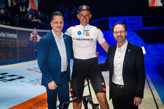 POLITT Nils Sixdays Bremen 2025 Team 1 HERMES SYSTEME POLITT Nils GER Red Award Ceremony Medal Ceremony Podium Landscape horizontal Landscape Event Event Sixdays Bremen 2025 Category Category Cycling Track Cycling Sixdays Elite Men Location Location Europe Germany Bremen ÖVB Arena Discipline Madison Distance m Date Date 10 01 2025 Friday Day 1