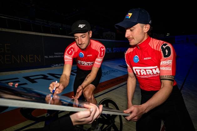 CONSONNI Simone, VIVIANI Eli Sixdays Bremen 2025 Team 6 STARK GEBÄUDEREINIGUNG CONSONNI Simone ITA Black VIVIANI Elia ITA Red Landscape horizontal Landscape Event Event Sixdays Bremen 2025 Category Category Cycling Track Cycling Sixdays Elite Men Location Location Europe Germany Bremen ÖVB Arena Discipline Madison Distance m Date Date 10 01 2025 Friday Day 1