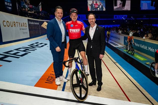 VIVIANI Eli Sixdays Bremen 2025 Team 6 STARK GEBÄUDEREINIGUNG VIVIANI Elia ITA Red Award Ceremony Medal Ceremony Podium Event Event Sixdays Bremen 2025 Category Category Category Cycling Track Cycling Sixdays Elite Men Location Location Europe Germany Bremen ÖVB Arena Discipline Madison Distance m Date Date 10 01 2025 Friday Day 1