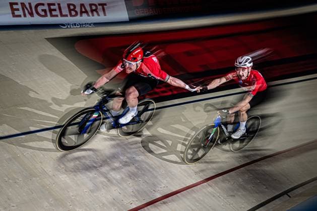 CONSONNI Simone, VIVIANI Eli Sixdays Bremen 2025 Team 6 STARK GEBÄUDEREINIGUNG CONSONNI Simone ITA Black VIVIANI Elia ITA Red Landscape horizontal Landscape Event Event Sixdays Bremen 2025 Category Category Cycling Track Cycling Sixdays Elite Men Location Location Europe Germany Bremen ÖVB Arena Discipline Madison Distance m Date Date 10 01 2025 Friday Day 1