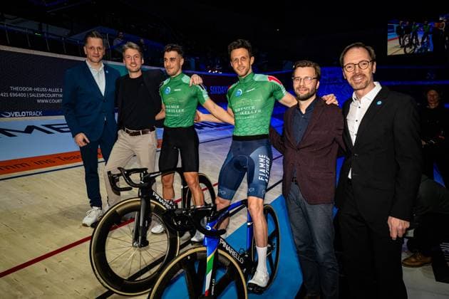 DONEGA Matteo, SCARTEZZINI Michele Sixdays Bremen 2025 Team 10 BREMEN RATSKELLER DONEGA Matteo ITA Black SCARTEZZINI Michele ITA Red Landscape horizontal Landscape Event Event Sixdays Bremen 2025 Category Category Cycling Track Cycling Sixdays Elite Men Location Location Europe Germany Bremen ÖVB Arena Discipline Madison Distance m Date Date 10 01 2025 Friday Day 1