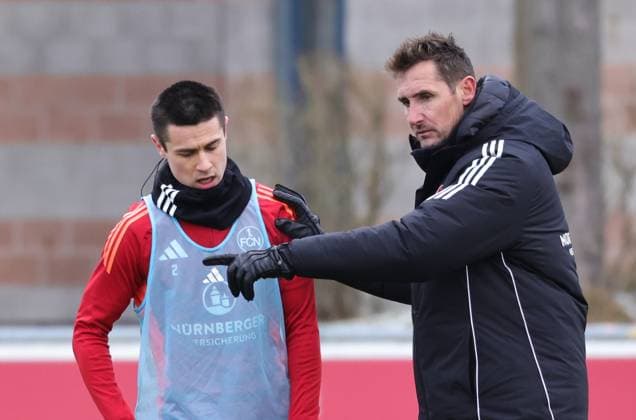 11 01 2025 Soccer 2 Soccer Bundesliga Season 2024 2025 1 FC Nürnberg Nuernberg FCN Club Training Sportfoto Zink DaMa xdaxmax Oliver Villadsen 2, 1 FC Nürnberg FCN receives instructions from Miroslav Miro Klose Coach 1 FC Nürnberg FCN