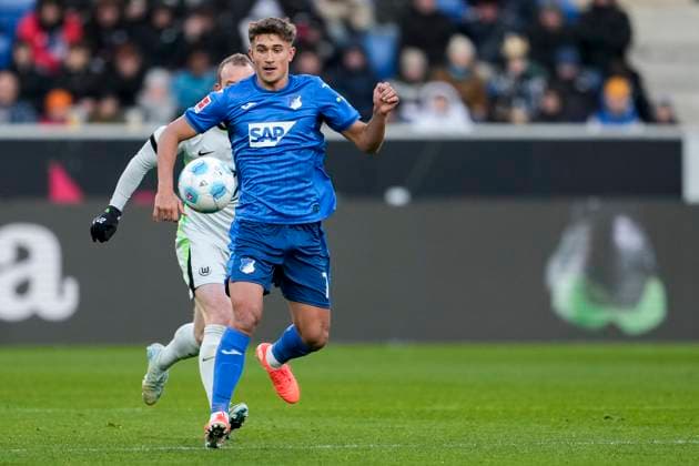 Tom Bischof Hoffenheim, 7 , on the ball, cropped, full body, single image, single photo, action, action, 11 01 2025, Sinsheim Germany , Soccer, Bundesliga, TSG 1899 Hoffenheim VfL Wolfsburg, DFB DFL REGULATIONS PROHIBIT ANY USE OF PHOTOGRAPHS AS IMAGE SEQUENCES AND OR QUASI VIDEO xozx