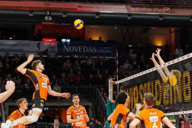 Ruben Schott BR Volleys, 13 in the jump, ready to smash, BRVolleys vs SSC Karlsruhe, 1 Bundesliga, 2025 01 11 Berlin Berlin Land Copyright: xFootxBowl ThomasxSobotzkix