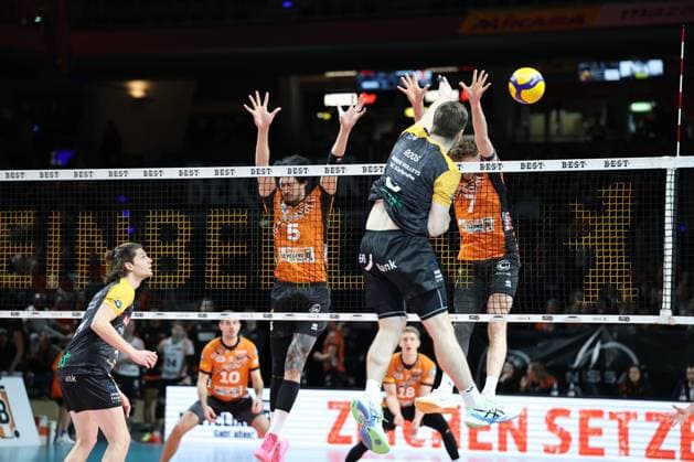 1 Volleyball Bundesliga, Berlin Recycling Volleys vs Baden Volleys SSC Karlsruhe Felix Roos Baden Volleys SSC Karlsruhe 6 in attack against the block of Nehemiah Mote BR Volleys, 5 left, and Simon Plaskie BR Volleys, 7 during the match in the 1 Volleyball Bundesliga, Berlin Recycling Volleys vs Baden Volleys SSC Karlsruhe in Berlin, Max Schmeling Halle, on 11 01 2025 Copyright: xBEAUTIFULxSPORTS Frankex