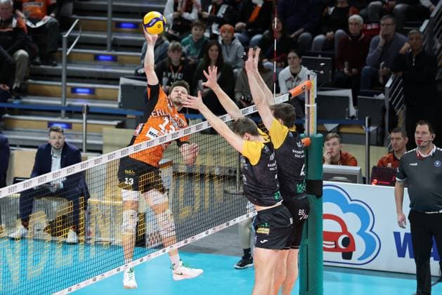 1 Volleyball Bundesliga, Berlin Recycling Volleys vs Baden Volleys SSC Karlsruhe Ruben Schott BR Volleys, 13 in attack against the block of Maximilian Kersting Baden Volleys SSC Karlsruhe 7 left, and Lennart Heinz Fuchs Baden Volleys SSC Karlsruhe 4 during the match in the in 1 Volleyball Bundesliga, Berlin Recycling Volleys vs Baden Volleys SSC Karlsruhe in Berlin, Max Schmeling Halle, on 11 01 2025 Copyright: xBEAUTIFULxSPORTS Frankex