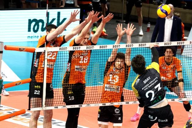 DEU, DVV, 1 VBL, BR Volleys vs SSC Karlsruhe, 11 01 2025, Max Schmeling Halle, Berlin, DEU, DVV, 1 VBL, BR Volleys vs SSC Karlsruhe, in the picture BR Volleys Mauer, Jake Hanes BR Volleys 22 , Florian Krage BR Volleys 18 Ruben Schott BR Volleys 13 , Locky Bray Karlsruhe 23 Photo Juergen Engler nordphoto GmbH nordphotoxGmbHx xEngler nph00076