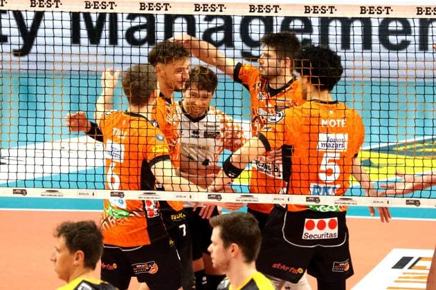 DEU, DVV, 1 VBL, BR Volleys vs SSC Karlsruhe, 11 01 2025, Max Schmeling Halle, Berlin, DEU, DVV, 1 VBL, BR Volleys vs SSC Karlsruhe, in the picture BR Volleys players circle, photo Juergen Engler nordphoto GmbH nordphotoxGmbHx xEngler nph00076