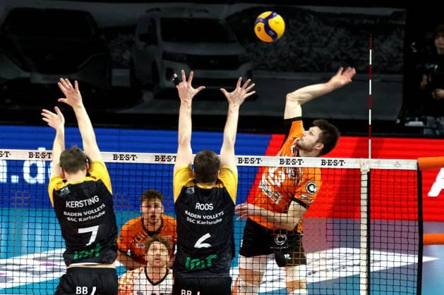 DEU, DVV, 1 VBL, BR Volleys vs SSC Karlsruhe, 11 01 2025, Max Schmeling Halle, Berlin, DEU, DVV, 1 VBL, BR Volleys vs SSC Karlsruhe, in the picture Ruben Schott BR Volleys 13 , Maximilian Kersting Karlsruhe 7 , Bastian Korreck Karlsruhe 2 Foto Juergen Engler nordphoto GmbH nordphotoxGmbHx xEngler nph00076
