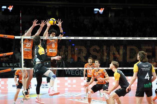 1 Volleyball Bundesliga, Berlin Recycling Volleys vs Baden Volleys SSC Karlsruhe Block by Nehemiah Mote BR Volleys, 5 right, and Jake Hanes BR Volleys, 22 against the attack of Maximilian Kersting Baden Volleys SSC Karlsruhe 7 , during the match in the in 1 Volleyball Bundesliga, Berlin Recycling Volleys vs Baden Volleys SSC Karlsruhe in Berlin, Max Schmeling Halle, on 11 01 2025 Copyright: xBEAUTIFULxSPORTS Frankex