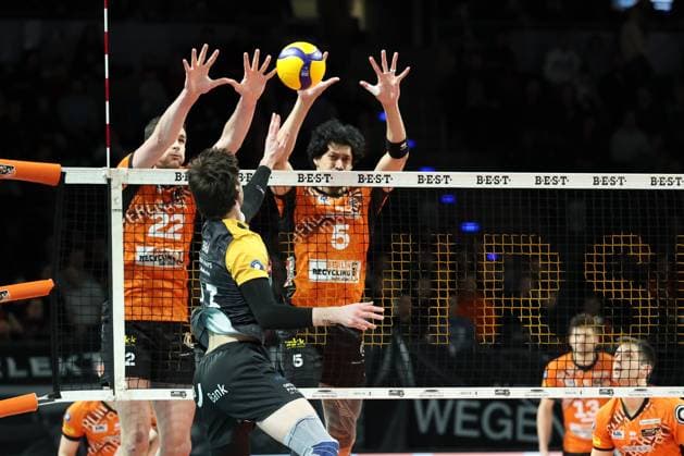 1 Volleyball Bundesliga, Berlin Recycling Volleys vs Baden Volleys SSC Karlsruhe Block by Nehemiah Mote BR Volleys, 5 right, and Jake Hanes BR Volleys, 22 against the attack of Maximilian Kersting Baden Volleys SSC Karlsruhe 7 , during the match in the in 1 Volleyball Bundesliga, Berlin Recycling Volleys vs Baden Volleys SSC Karlsruhe in Berlin, Max Schmeling Halle, on 11 01 2025 Copyright: xBEAUTIFULxSPORTS Frankex