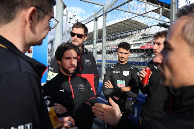 Antonio Felix da Costa POR and team-mate Pascal Wehrlein GER Porsche in discussion with several team members on the pit wall, FIA Formula E World Championship Season 11, Mexico City E Prix, 11 01 2025, Mexico