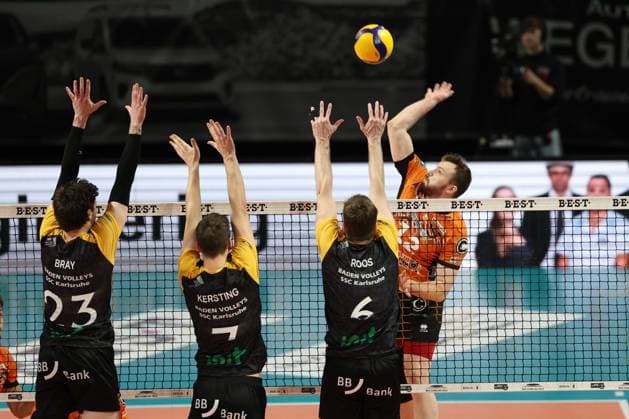 1 Volleyball Bundesliga, Berlin Recycling Volleys vs Baden Volleys SSC Karlsruhe Jan Fornal BR Volleys, 12 in attack against the block of Lachlan Bray Baden Volleys SSC Karlsruhe 23 , Maximilian Kersting Baden Volleys SSC Karlsruhe 7 and Felix Roos Baden Volleys SSC Karlsruhe 6 , during the match in the 1 Volleyball Bundesliga, Berlin Recycling Volleys vs Baden Volleys SSC Karlsruhe in Berlin, Max Schmeling Halle, on 11 01 2025 Copyright: xBEAUTIFULxSPORTS Frankex