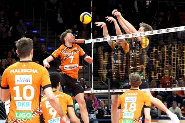 DEU, DVV, 1 VBL, BR Volleys vs SSC Karlsruhe, 11 01 2025, Max Schmeling Halle, Berlin, DEU, DVV, 1 VBL, BR Volleys vs SSC Karlsruhe, in the picture Simon Plaskie BR Volleys 7 ,Lennart Fuchs Karlsruhe 4 , Bastian Korreck Karlsruhe 2 Foto Juergen Engler nordphoto GmbH nordphotoxGmbHx xEngler nph00076
