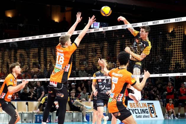 DEU, DVV, 1 VBL, BR Volleys vs SSC Karlsruhe, 11 01 2025, Max Schmeling Halle, Berlin, DEU, DVV, 1 VBL, BR Volleys vs SSC Karlsruhe, in the picture Florian Krage BR Volleys 18 , Maximilian Kersting Karlsruhe 7 Photo Juergen Engler nordphoto GmbH nordphotoxGmbHx xEngler nph00076
