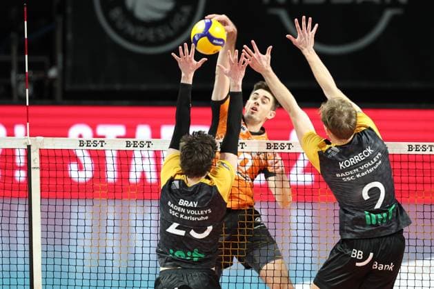1 Volleyball Bundesliga, Berlin Recycling Volleys vs Baden Volleys SSC Karlsruhe Daniel Malescha BR Volleys, 10 in attack against the block of Lachlan Bray Baden Volleys SSC Karlsruhe 23 , left, and Lachlan Bray Baden Volleys SSC Karlsruhe 23 during the match in the in 1 Volleyball Bundesliga, Berlin Recycling Volleys vs Baden Volleys SSC Karlsruhe in Berlin, Max Schmeling Halle, on 11 01 2025 Copyright: xBEAUTIFULxSPORTS Frankex