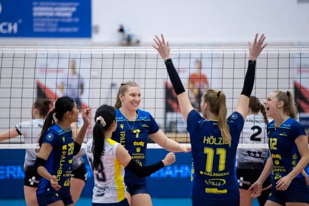 1 Volleyball Bundesliga Women Schwarz Weiss Erfurt vs SSC Palmberg Schwerin Erfurt 11 01 2025 Cheering, Pimpichaya Kokram 28 SSC Palmberg Schwerin left , Margaret Ann Wolowicz 7 SSC Palmberg Schwerin center and Hannah Kohn 12 SSC Palmberg Schwerin right 1 Volleyball Bundesliga Women Schwarz Weiss Erfurt vs SSC Palmberg Schwerin Riethsporthalle Erfurt 11 01 2025 Copyright: xBEAUTIFULxSPORTS Duehringx