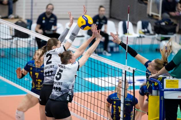 1 Volleyball Bundesliga Women Schwarz Weiss Erfurt vs SSC Palmberg Schwerin Erfurt 11 01 2025 Annegret Hölzig 11 SSC Palmberg Schwerin vs Elizabeth Sandbothe 2 Schwarz Weiss Erfurt left and Isabella Noble 5 Schwarz Weiss Erfurt right 1 Volleyball Bundesliga Women Schwarz Weiss Erfurt vs SSC Palmberg Schwerin Riethsporthalle Erfurt 11 01 2025 Copyright: xBEAUTIFULxSPORTS Duehringx