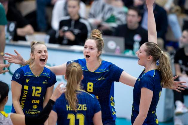 1 Volleyball Bundesliga Women Schwarz Weiss Erfurt vs SSC Palmberg Schwerin Erfurt 11 01 2025 Cheering, Hannah Kohn 12 SSC Palmberg Schwerin left , Britte Mayke Stuut 8 SSC Palmberg Schwerin center and Marie Hänle 16 SSC Palmberg Schwerin right 1 Volleyball Bundesliga Women Schwarz Weiss Erfurt vs SSC Palmberg Schwerin Riethsporthalle Erfurt 11 01 2025 Copyright: xBEAUTIFULxSPORTS Duehringx