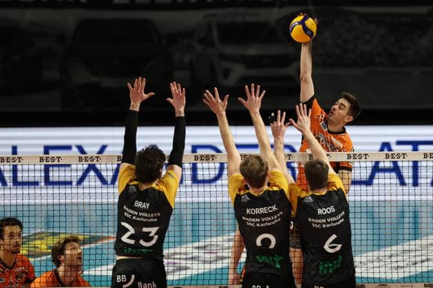 1 Volleyball Bundesliga, Berlin Recycling Volleys vs Baden Volleys SSC Karlsruhe Daniel Malescha BR Volleys, 10 in attack against the block of Felix Roos , Baden Volleys SSC Karlsruhe 6 , right, Bastian Korreck Baden Volleys SSC Karlsruhe 2 during the match in the in 1 Volleyball Bundesliga, Berlin Recycling Volleys vs Baden Volleys SSC Karlsruhe in Berlin, Max Schmeling Halle, on 11 01 2025 Copyright: xBEAUTIFULxSPORTS Frankex