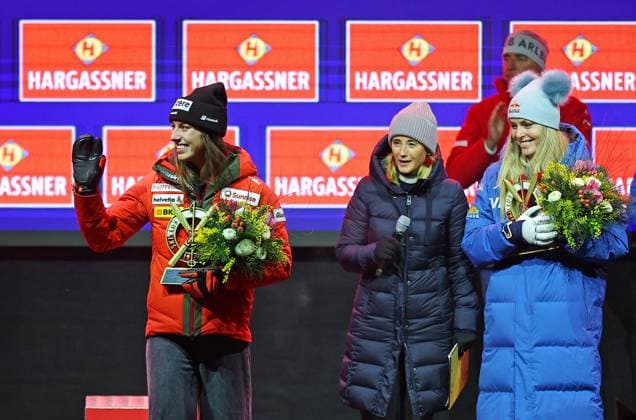 ALPINE SKIING - FIS WC Sankt Anton SANKT ANTON,AUSTRIA,11.JAN.25 - ALPINE SKIING - FIS World Cup, downhill, ladies, award ceremony. Image shows Malorie Blanc (SUI), announcer Michaela Kirchgasser and Lindsey Vonn (USA).  GEPAxpictures xThomasxBachun