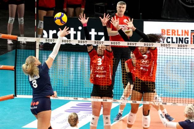 DEU, DVV, 2 VBL Women PRO, BBSC vs VfL Oythe, 11 01 2025, Max Schmeling Halle, Berlin, DEU, DVV, 2 VBL Women PRO, BBSC vs VfL Oythe, pictured Annalena Graetz BBSC Berlin 8 , Tyws, Annelis Lotte Denise VfL Oythe 13 , Key, Jada VfL Oythe 5 , Coach Nikolic, Zoran VfL Oythe Photo Juergen Engler nordphoto GmbH nordphotoxGmbHx xEngler nph00076