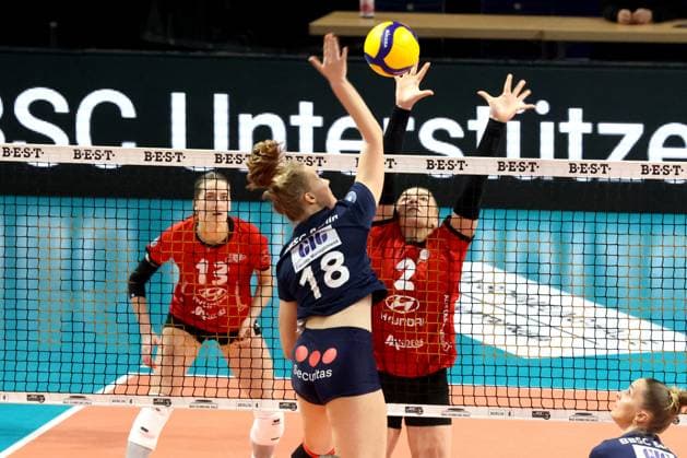 DEU, DVV, 2 VBL Women PRO, BBSC vs VfL Oythe, 11 01 2025, Max Schmeling Halle, Berlin, DEU, DVV, 2 VBL Women PRO, BBSC vs VfL Oythe, in the picture Emely Raduegge BBSC Berlin 18 , Zoltanska, Dominika VfL Oythe 2 Photo Juergen Engler nordphoto GmbH nordphotoxGmbHx xEngler nph00076