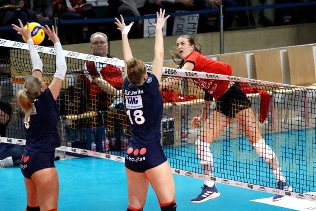 DEU, DVV, 2 VBL Women PRO, BBSC vs VfL Oythe, 11 01 2025, Max Schmeling Halle, Berlin, DEU, DVV, 2 VBL Women PRO, BBSC vs VfL Oythe, pictured Annalena Graetz BBSC Berlin 8 , Emely Raduegge BBSC Berlin 18 , Tyws, Annelis Lotte Denise VfL Oythe 13 Photo Juergen Engler nordphoto GmbH nordphotoxGmbHx xEngler nph00076