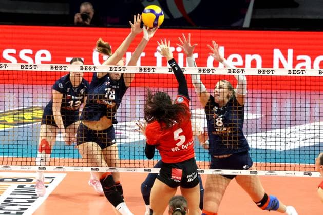 DEU, DVV, 2 VBL Women PRO, BBSC vs VfL Oythe, 11 01 2025, Max Schmeling Halle, Berlin, DEU, DVV, 2 VBL Women PRO, BBSC vs VfL Oythe, in the picture Emely Raduegge BBSC Berlin 18 , Annalena Graetz BBSC Berlin 8 , Key, Jada VfL Oythe 5 Foto Juergen Engler nordphoto GmbH nordphotoxGmbHx xEngler nph00076