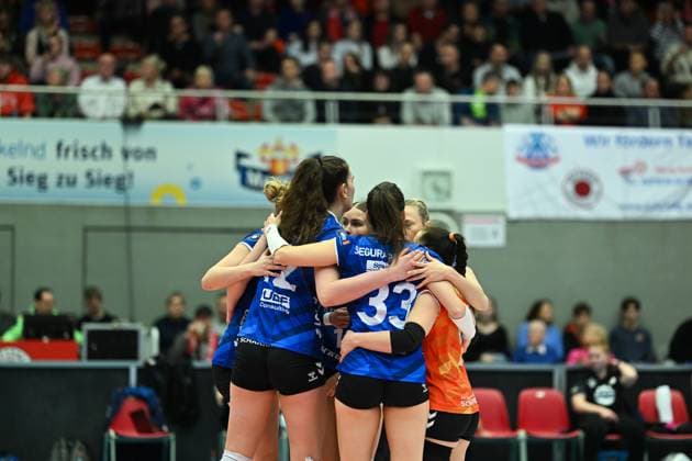 Team Allianz MTV Stuttgart cheers Dresdner SC vs Allianz MTV Stuttgart, 1 Volleyball Bundesliga Women, Season 2024 2025, 11 01 2025 Dresdner SC vs Allianz MTV Stuttgart, 1 Volleyball Bundesliga Women, Season 2024 2025, 11 01 2025 Dresden Copyright: xEibner-Pressefoto PatrickxHoepnex EP_PHR