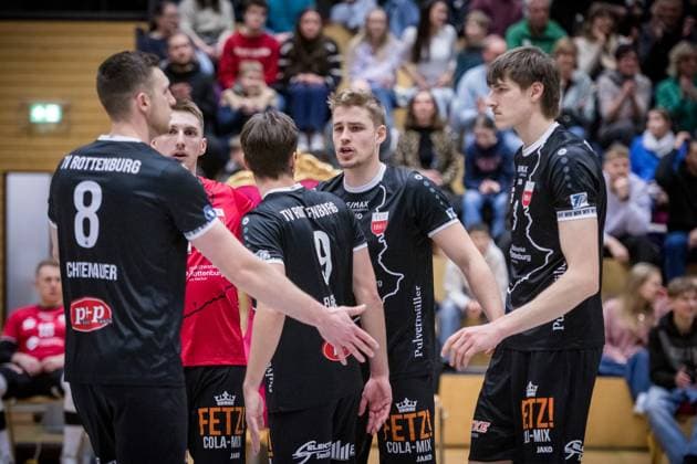 Timon Schippmann TV Rottenburg, 14 in the middle, with team, visibly disappointed about the course of the match GER, Barock Volleys MTV Ludwigsburg vs TV Rottenburg, 2 Volleyball Bundesliga, 2 BLM Sued, VBL, Spielzeit 2024 2025, 11 01 2025 GER, Barock Volleys MTV Ludwigsburg vs TV Rottenburg, 2 Volleyball Bundesliga, 2 BLM Sued, VBL, Spielzeit 2024 2025, 11 01 2025 Ludwigsburg Copyright: xSandyxDinkelackerx EP_SDR