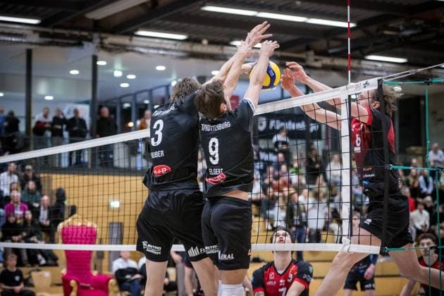 Jan Huber (TV Rottenburg, 03) und Samuel Elgert (TV Rottenburg, 09) blocken Ball von Ben-Simon Bonin (Barock Volleys MTV Ludwigsburg, 06) ab GER, Barock Volleys MTV Ludwigsburg vs. TV Rottenburg, 2. Volleyball Bundesliga, 2. BLM Sued, VBL, Spielzeit 2024 2025, 11.01.2025 GER, Barock Volleys MTV Ludwigsburg vs. TV Rottenburg, 2. Volleyball Bundesliga, 2. BLM Sued, VBL, Spielzeit 2024 2025, 11.01.2025 Ludwigsburg Copyright: xSandyxDinkelackerx EP_SDR