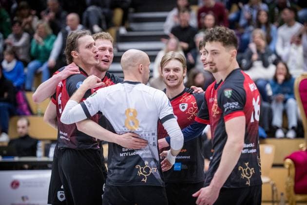 Ryan Slater Barock Volleys MTV Ludwigsburg, 18 in the middle is happy with vl Ben Simon Bonin Barock Volleys MTV Ludwigsburg, 06 , Philipp Herrmann Barock Volleys MTV Ludwigsburg, 02 , Pascal Winter Barock Volleys MTV Ludwigsburg, 08 and Tim Koepfli Barock Volleys MTV Ludwigsburg, 16 joy,m cheering, smiling GER, Barock Volleys MTV Ludwigsburg vs TV Rottenburg, 2 Volleyball Bundesliga, 2 BLM Sued, VBL, season 2024 2025, 11 01 2025 GER, Barock Volleys MTV Ludwigsburg vs TV Rottenburg, 2 Volleyball Bundesliga, 2 BLM Sued, VBL, season 2024 2025, 11 01 2025 Ludwigsburg Copyright: xSandyxDinkelackerx EP_SDR