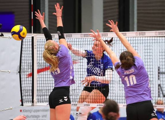 BAU 11 01 2025, Germany, Weissach, Volleyball 2 Bundesliga Women Pro, Binder Blaubären Flacht vs Allbau Volleys Essen, f l Josefine Meiser Essen , Marie Cristin Werner Flacht , Sina Allzeit Essen