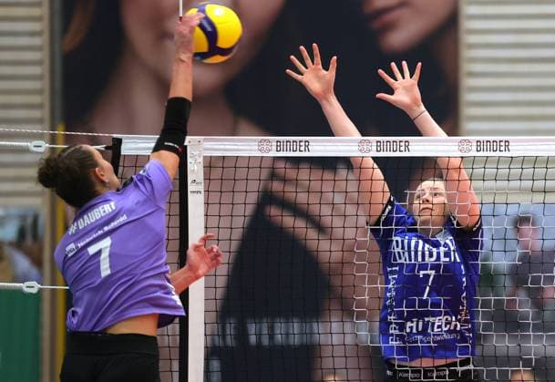 BAU 11 01 2025, Germany, Weissach, Volleyball 2 Bundesliga Women Pro, Binder Blaubären Flacht vs Allbau Volleys Essen, f l Lilli Daubert Essen , Julie Teso Flacht