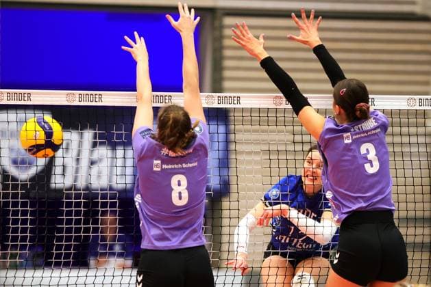BAU 11 01 2025, Germany, Weissach, Volleyball 2 Bundesliga Women Pro, Binder Blaubären Flacht vs Allbau Volleys Essen, f l Ines Rösner Essen , Julia Cedeno Flacht , Carlotta Stube Essen