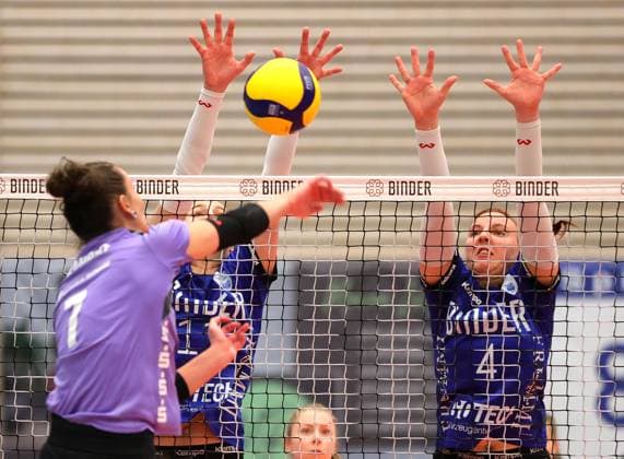 BAU 11 01 2025, Germany, Weissach, Volleyball 2 Bundesliga Women Pro, Binder Blaubären Flacht vs Allbau Volleys Essen, f l Lilli Daubert Essen , Frauke Neuhaus Flacht , Marie Christin Werner Flacht