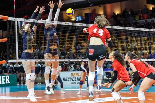 11 01 25, Berlin, Volleyball 2 Bundesliga, Women, Matchday 12, BBSC Berlin VFL Oythe in the Max Schmelling Halle Roxana Vogel from BBSC Berlin blocks the ball BBSC Berlin VFL Oythe