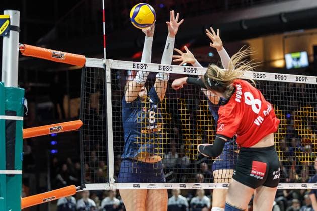 11 01 25, Berlin, Volleyball 2 Bundesliga, Women, Matchday 12, BBSC Berlin VFL Oythe in the Max Schmelling Halle Annalena Grätz from BBSC Berlin plays the ball over the net BBSC Berlin VFL Oythe