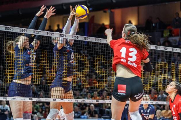 11 01 25, Berlin, Volleyball 2 Bundesliga, Women, Matchday 12, BBSC Berlin VFL Oythe in the Max Schmelling Halle Roxana Vogel from BBSC Berlin blocks the ball BBSC Berlin VFL Oythe