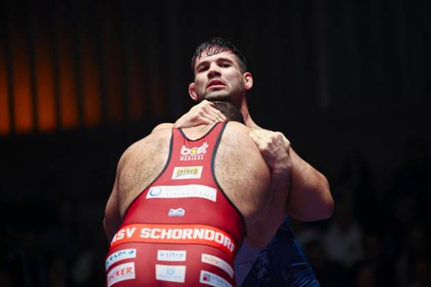 Semifinal Wrestling Bundesliga ASV Schorndorf vs SV Wacker Burghausen 130kg freestyle Mohsen Siyar ASV Schorndorf in red vs Erik Thiele SV Wacker Burghausen in blue during the semifinal match of the German Team Championship between ASV Schorndorf and SV Wacker Burghausen in the Birtat Wrestling Bundesliga on 01 01 2025 in Schorndorf, Germany