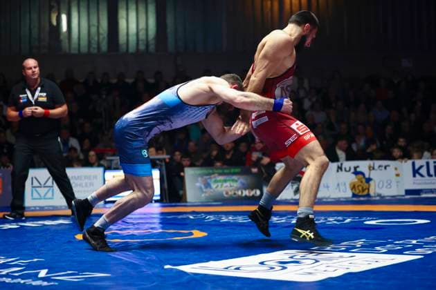Semifinal Wrestling Bundesliga ASV Schorndorf vs SV Wacker Burghausen 75kg freestyle Shamil Ustaev ASV Schorndorf in red vs David Baev SV Wacker Burghausen in blue during the semifinal match of the German Team Championship between ASV Schorndorf and SV Wacker Burghausen in the Birtat Wrestling Bundesliga on 01 01 2025 in Schorndorf, Germany