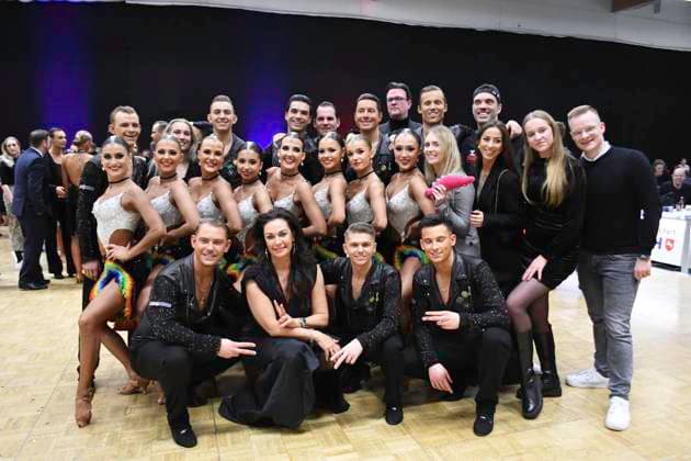 GER; Tanzen, 1. Bundesliga der Lateinformationen 11.01.2025, GER; Tanzen, 1. Bundesliga der Lateinformationen,, Finale, im Bild Sieger Gruen-Gold-Club Bremen A mit dem Thema Freedom and Peace Gruppenfoto nach der Siegerehrung nordphotoxGmbH xWitke nph00002