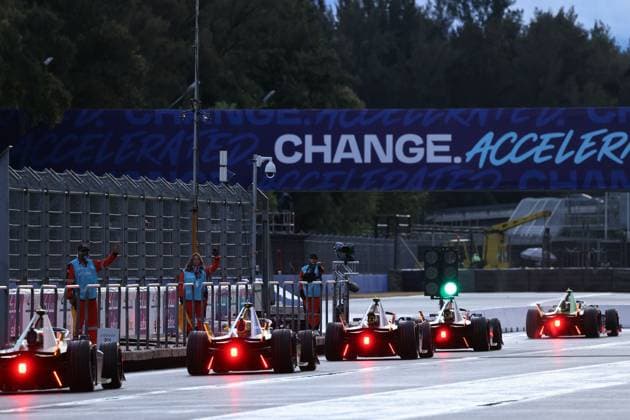 Ampel auf Grün, Beginn des zweiten freien Trainings rollen die FE Gen3 Evo Rennwagen auf dei Rennstrecke, FIA Formel E Weltmeisterschaft Saison 11, Mexiko City E- Prix, 11.01.2025, Mexiko, 2. freies Training