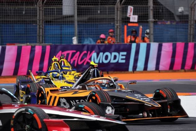 Taylor Barnard GBR McLaren next to a Mahindra coming out of attack mode, Race, FIA Formula E World Championship Season 11, Mexico City E Prix, 11 01 2025, Mexico