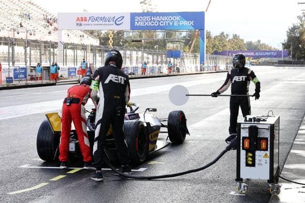 Lucas di Grassi BRA Lola Yamaha fast charging into the pit lane, FIA Formula E World Championship Season 11, Mexico City E Prix, 11 01 2025, Mexico, Test fast charger, 2 free practice sessions