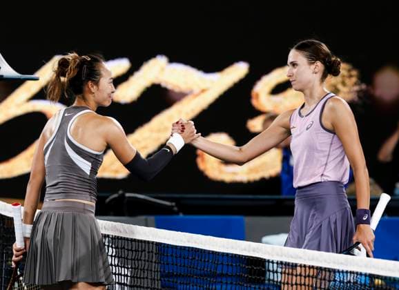 (250112) -- MELBOURNE, Jan. 12, 2025 -- Zheng Qinwen (L) of China shakes hands with Anca Todoni of Romania after their women s singles 1st round match at 2025 Australian Open tennis tournament in Melbourne, Australia, Jan. 12, 2025. ) (SP)AUSTRALIA-MELBOURNE-TENNIS-AUSTRALIAN OPEN-DAY 1 MaxPing 