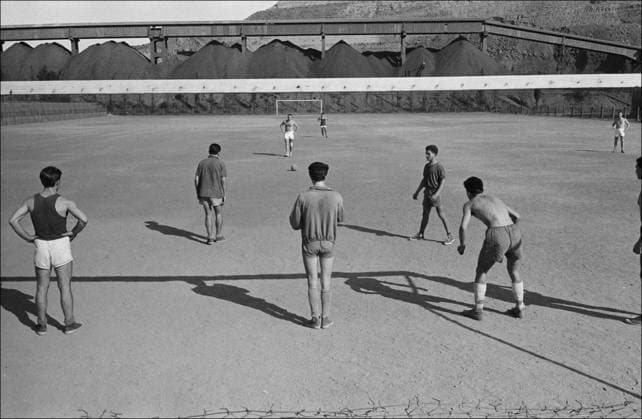 Archivbilder der Woche SPORT KW02 Soldiers playing football with children. Soldiers playing football with children. In the background: iron mines. Ouenza (Algeria), 1958. !!! SPECIAL PRICE!!! !!! SPECIALE PRIJS !!! !!! PRIX SPECIAL !!! IMAGES USERS WITH CONTRACT PAY FOR THIS IMAGE 75 EURO. USERS WITHOUT CONTRACT PAY THE USUAL SABAM PRICE ACCORDING TO THEIR CATEGORY !! BEELDGEBRUIKERS MET KONTRAKT BETALEN VOOR DIT BEELD 75 EURO. BEELDGEBRUIKERS ZONDER KONTRAKT BETALEN HET GEBRUIKELIJKE SABAM-TARIEF VAN HUN CATEGORIE !! LES UTILISATEURS D IMAGES AVEC CONTRAT PAIENT POUR CETTE IMAGE 75 EURO. LES UTILISATEURS D IMAGES SANS CONTRAT PAIENT LE TARIF SABAM USUEL DE LEUR CATEGORIE !! OUENZA ALGERIA MAGHREB NORTH AFRICA  Copyright: xJeanxMarquisx 60387-14