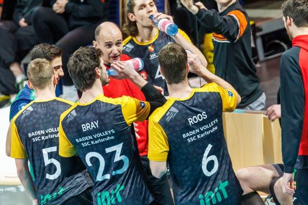 11 01 25, Berlin, Volleyball 1 Bundesliga, Men, Matchday 15, BR Volleys SSC Karlsruhe, Max Schmeling Halle Coach Antonio Bonelli of SSC Karlsruhe discusses with his team BR Volleys SSC Karlsruhe